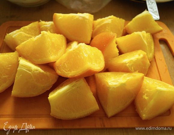 Отваренные апельсины порезать на небольшие кусочки.