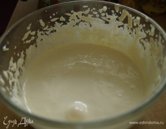 Яйца разделить на белки и желтки. Желтки взбить с 1/3 сахара в пышную пену, это займет примерно 10 минут.