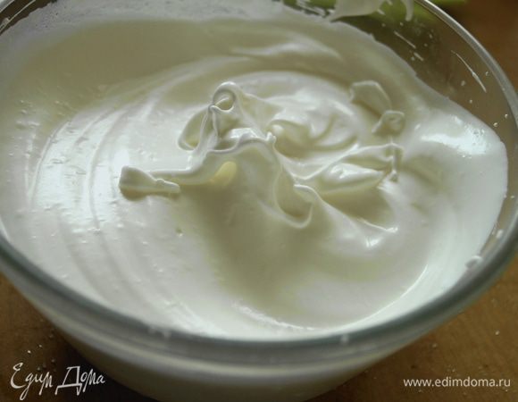 Белки взбить в пышную пену, добавляя постепенно оставшийся сахар.