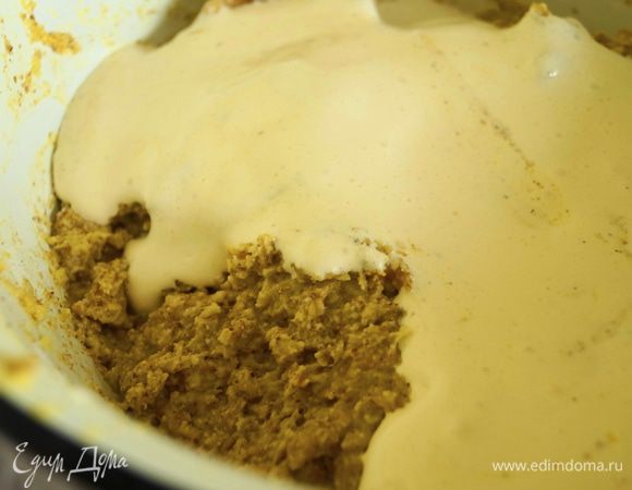 К апельсиново-миндальному тесту добавить сначала желтки, перемешать аккуратно лопаткой.