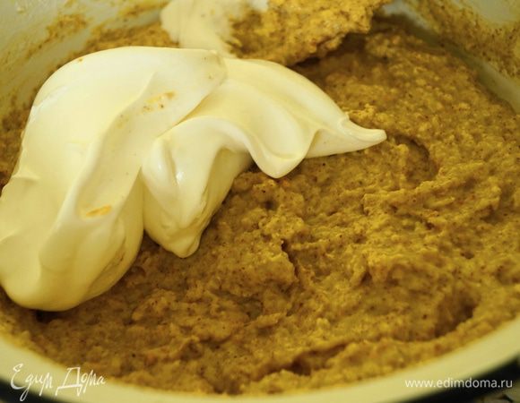 Затем взбитые белки и снова перемешать.