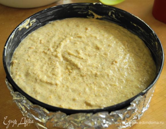 В форму, смазанную маслом, выложить тесто и поставить запекать в разогретую до 175 градусов духовку на 1 час. Готовность проверять при помощи зубочистки.