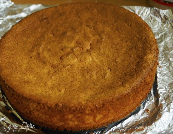 Готовый пирог достаем из духовки, даем немного остыть, снимаем форму и остужаем полностью. 