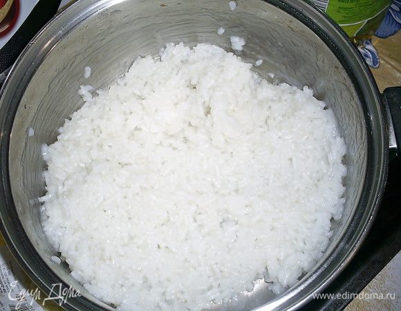 Рис отварить до готовности в стакане (250мл) подсоленной воды. Остудить.