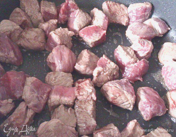 Мясо нарезать небольшими кубиками, около 2 см и обжарить в масле на хорошо разогретой сковороде 5 минут. 