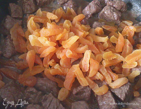 Добавить порезанную тонкими полосками курагу и обжарить еще 5 минут.