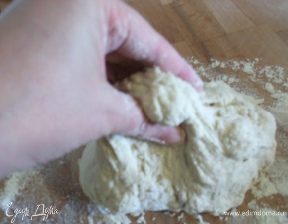 Из муки и воды замешиваем тесто, оно должно быть мягким, если даже немного прилипает к рукам нестрашно. Будем подсыпать по чуть-чуть когда вымешиваем и раскатываем, но только по чуть-чуть, чтобы оно не стало тугое как на пельмени. Соль не добавляем, без неё тесто лучше лепится и раскатывается (я раньше добавляла в пельменное, но потом вычитала,что лучше не надо).