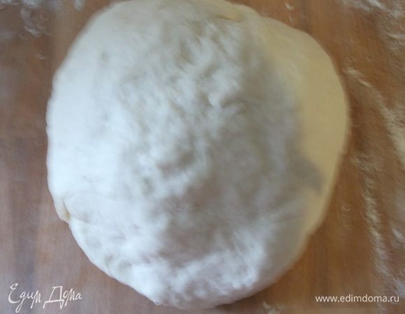 Вымешивать желательно быстро, чтобы оно не стало тугим. Вымешиваем до гладкости, накрываем и оставляем отдыхать на 20 минут.