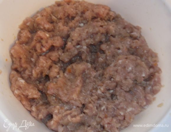 Тем временем делаем начинку, в фарш (у меня свиной нежирный) добавляем соевый соус, кунжутное масло, мелко порезанный лук или можно как я: перемолоть его вместе с мясом, зеленый лук (увы у меня его нет, но не страшно:) чуть тертого имбиря, специи, добавляем немного водички, чтобы фарш стал нежнее и немножечко вязким, перемешиваем.