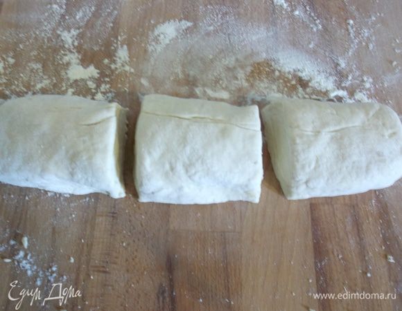 Тесто раскатываем колбаской, разрезаем на 3 части.