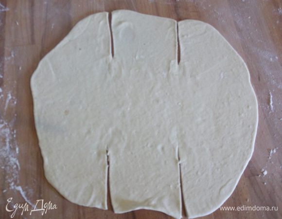 Делаем лепешечку и раскатываем в круглый пласт как на пельмени, не толстое и не очень тонкое, делаем надрезы.