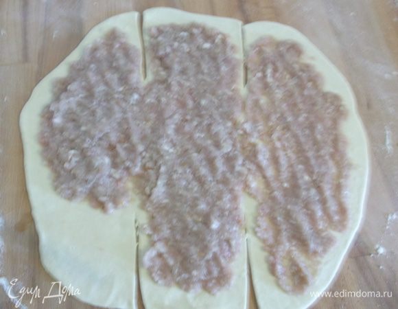 Выкладываем фарш, тут тоже дело вкуса, любите побогаче, делаете слой потолще (но не переборщите, а то будет вылезать со всех сторон), а можно вообще тонюсенько, так что тесто просвечивается. На нижний левый край фарш не кладём, и последний правый слой лучше делать потоньше. Оставляем по сантиметру от края тесто без фарша, на картинке всё видно.