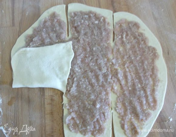 Начинаем заворачивать, немного подтягивая тесто на края, благо оно мягкое и эластичное. Сначала первый без фарша.