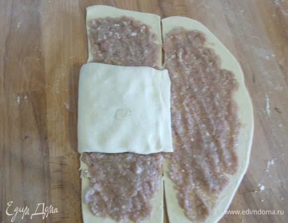 Получившийся квадратик, заворачиваем на середину.