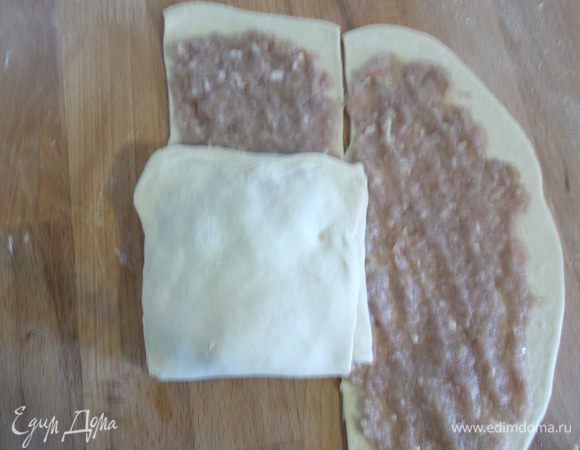 Дальше снизу заворачиваем наверх, не забывая подтягивать тесто на получившийся квадрат (вот почему не надо тесто делать слишком тонким, будет рваться).