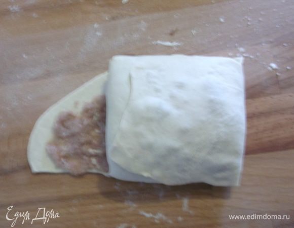 Снизу заворачиваем и подтягиваем.