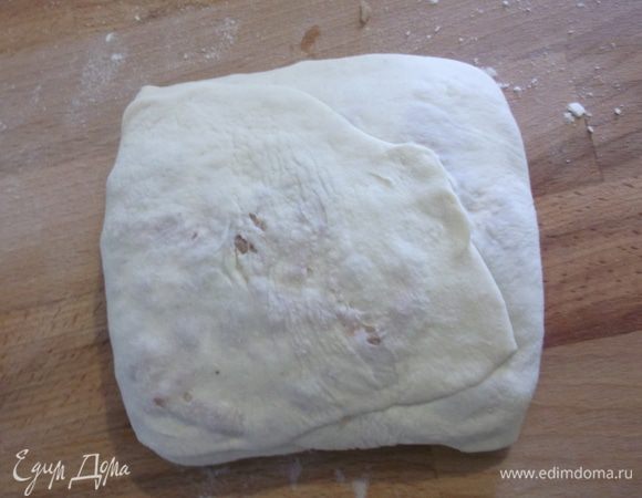 Последний заворачиваем, можно так оставить не подтягивать, приминаем аккуратно, вот такой получился пирожок...быстрее сделать, чем описывать:))