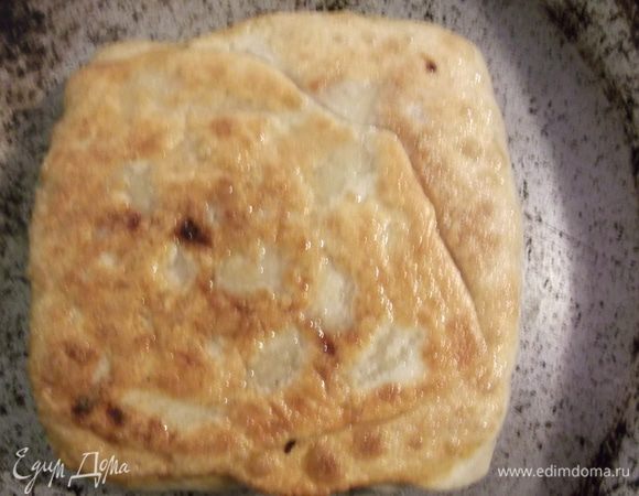 Выкладываем швом вниз и обжариваем на разогретом масле с двух сторон, до румяной корочки (я переворачиваю пару раз).