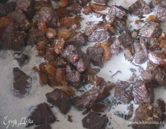 Залить мясо кокосовым молоком или сливками. Добавить имбирь, тимьян и душистый перец. Посолить по вкусу