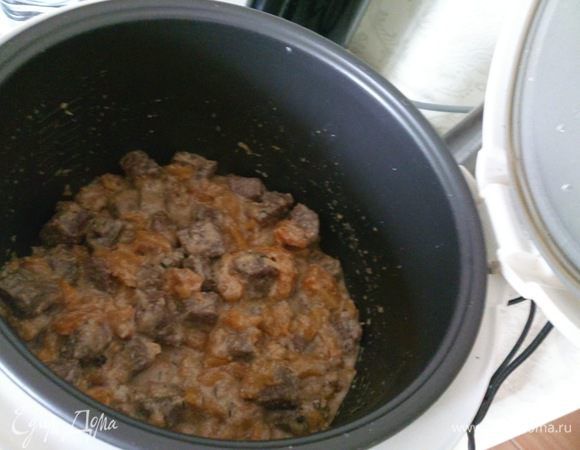 Тушить под крышкой 40-45 минут до готовности мяса. Я тушу в мультиварке, тогда мясо получается более нежным. Подавать на стол сразу же горячим! Мясо прекрасно сочетается с рисом и кус-кусом.