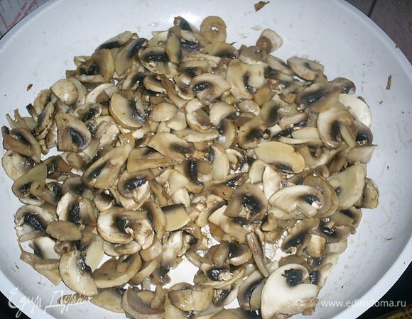 Тем временем можно приготовить грибную составляющую начинки. Грибы моем, режем пластинками, отправляем на горячую сковороду до испарения жидкости. 