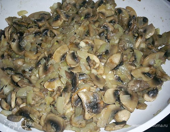 После испарения жидкости добавляем растительное масло и мелко нарезанный лук.  Солим по вкусу и обжариваем до готовности лука.