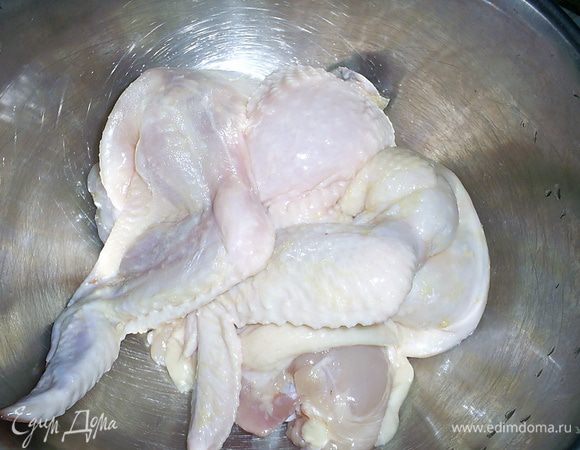 
Теперь приступим к разделке нашей птички. Если есть возможность, в магазине выберите курицу с целой кожицей, чтоб не пришлось дома оказывать ей последнюю медпомощь. И еще - не выбирайте очень большую курочку, чтоб она успела пропечься. У меня был средний экземпляр, весом 1,6 кг. Как снять кожицу с курочки, смотрим тут http://www.edimdoma.ru/retsepty/63562-zapechennaya-blinnaya-kurochka-s-dvumya-nachinkami.

Кожу солим и слегка перчим снаружи и внутри и убираем пока в холодильник.