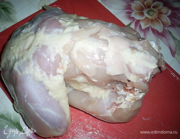 С куриной тушки срезаем все мясо. Из него мы сделаем фарш, а из костей получиться прекрасный бульон.