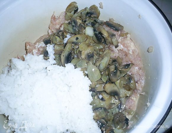 Смешиваем полученный фарш, отварной рис и грибы с луком. 