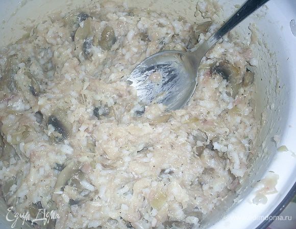 Добавляем сметану и перемешиваем до однородности, солим, перчим по вкусу. Я добавила немного приправы "Итальянские травы" для запаха. Наша начинка готова!