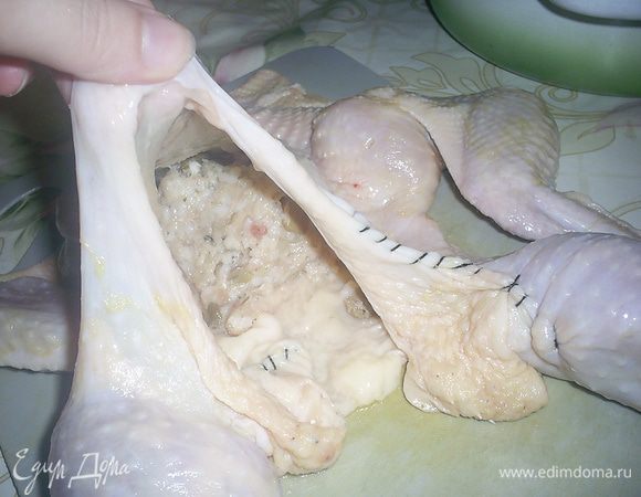 Теперь заполняем кожицу начинкой. Делать это удобно руками, стараемся придать тушке правдоподобную форму. Не стоит набивать кожу слишком туго, чтоб она не лопнула во время запекания. 