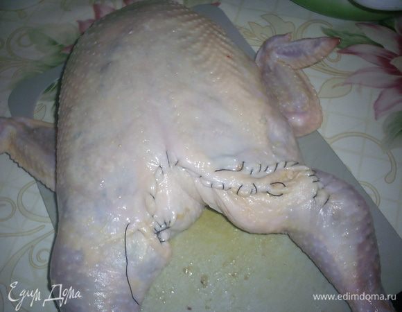 Нам осталось скрепить кожу в местах разрезов. В области шейки я кожу просто подогнула под курицу, а снизу большой разрез зашила. На фото видно, что кожица была дополнительно заштопана. Мне попалась "дырявая" курочка.