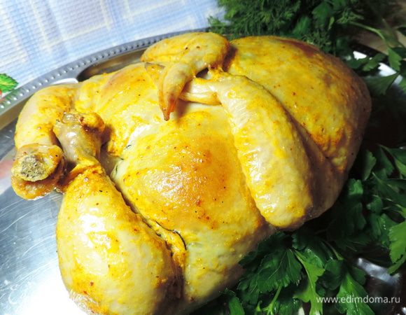 Даем курочке немного остыть, украшаем по своему вкусу и подаем к столу.