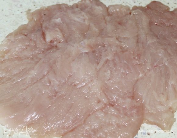 Куриное филе промыть, обсушить салфеткой и разрезать в виде книжки (т.е. сделать глубокие надрезы, чтобы при отбивании куриная грудка "распласталась").
Хорошо отбить мясо (но так чтобы не было дырочек). Смазать мясо с двух сторон смесью горчицы, соевого соуса, лимонного сока, перца. Отправить грудку в холодильник на 1 час.