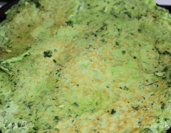 Для омлета яйца взбить со щепоткой соли, добавить муку, молоко, шпинатный сок, шпинат, взбить. Из этой смеси испечь блинчик-омлет.