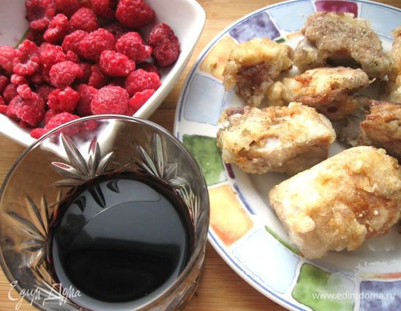 Приготовить соус: сливочное масло разогреть на сковороде. Добавить немного красного вина, выпарить его в течение  нескольких минут,  добавить свежезамороженую малину (100 г), потушить немного.  Добавить в  соус соль, сахар, сушеный тимьян и перец. Процедить. Развести в небольшом количестве холодной воды 0.5 ч.л. крахмала и аккуратно ввести  в соус, помешивая, чтобы не образовались комки. Проварить соус до загустения. Дать остыть немного. Добавить 50 г малины, протертой для более яркого вкуса. Несколько ягод оставить для украшения.