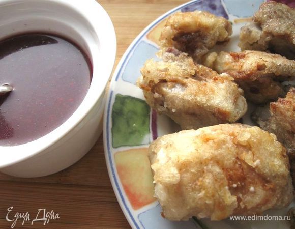  Подать блюдо порционно, полив соусом и украсив малиной и веточками тимьяна.

