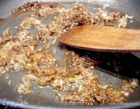 Сначала приготовим начинку (тесту по этому рецепту отдыхать не нужно, его стоит использовать сразу).  Разогреем на сковороде оливковое масло и обжарим на нем натертый на терке лук, гвоздику и корицу. 