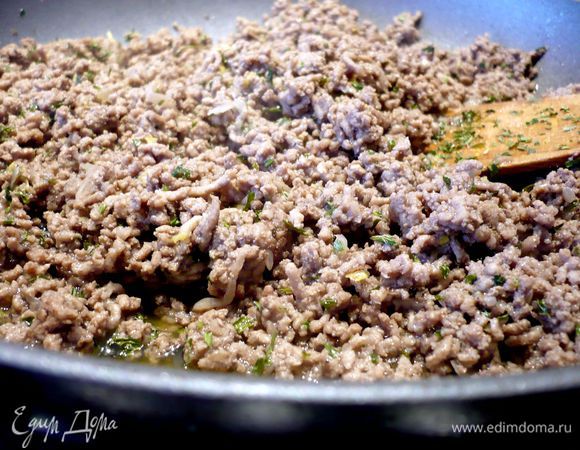 Добавим фарш, перемешаем с луком и пряностями и будем жарить до полной готовности фарша. Добавим цедру лимона. 