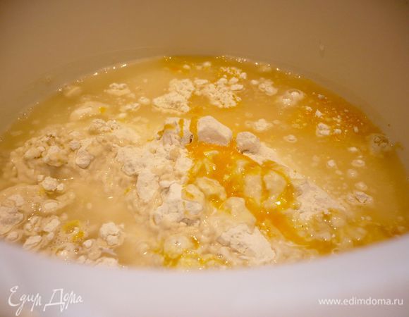 Теперь к тесту. В комбайне смешаем до однородности все ингредиенты для теста.