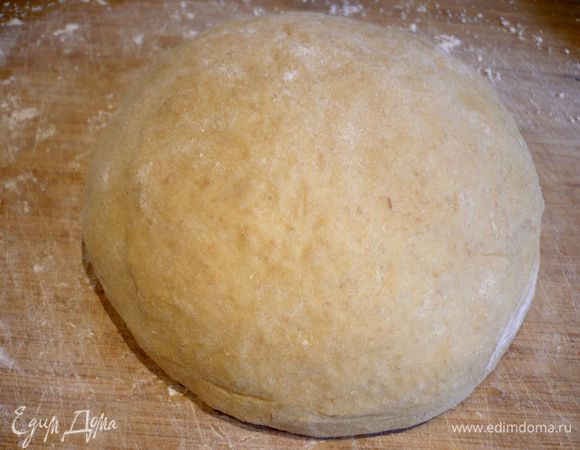 И снова постепенно добавляем муку и ждем, когда тесто почти перестанет липнуть к рукам. Вот тогда оно готово. Делим его на четыре части. Одну часть оставляем на доске. Три остальных части кладем на хорошо присыпанную мукой тарелку и накрываем полотенцем. Начинаем самое интересное!