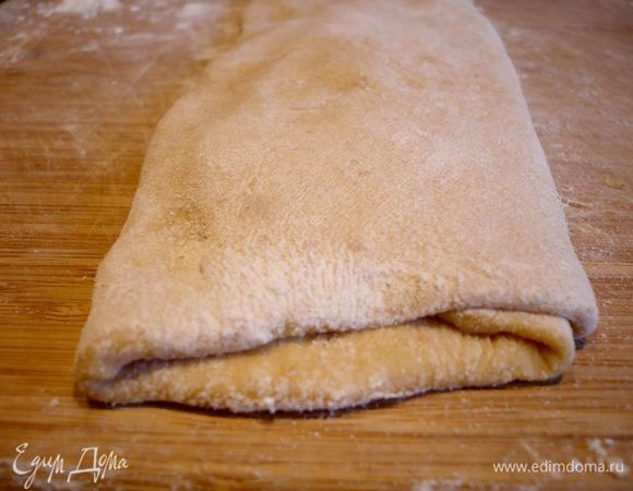 Теперь, начиная с более узкой стороны пласта, складываем тесто три раза. Вот что у нас получается.