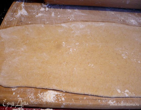 Поворачиваем тесто на 90 градусов (при этом не забываем перед каждым действием припылять мукой доску и тесто) и снова раскатываем в длинный пласт. Складываем его три раза и снова поворачиваем на 90 градусов.