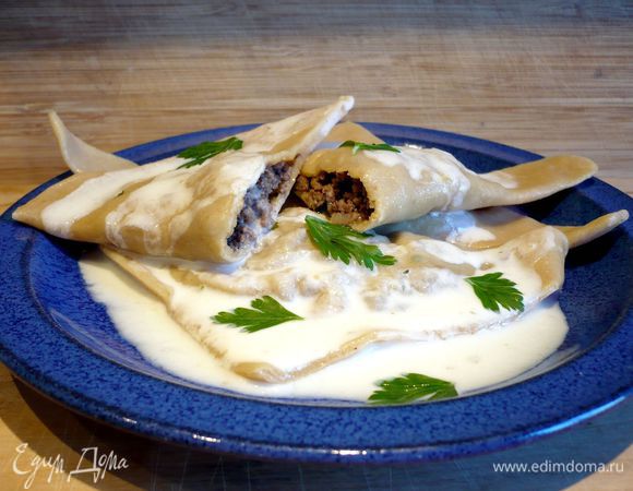 Отвариваем пельмени в слегка кипящей подсоленной воде в течение 3 минут. Пока пельмешки варятся, готовим соус. Просто смешиваем горячий бульон венчиком с йогуртом и добавляем натертый чеснок и специи. При подаче присыпать пельмешки зеленью, например, мятой или петрушкой! Приятного аппетита!   