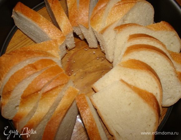 Форма для запекания у меня 26 см. Мне понадобилось 14 кусочков белого хлеба, который с легкостью можно заменить на хлеб с отрубями или любой другой по вкусу. Надо у всех кусочков с одной стороны отрезать небольшую часть, чтобы можно было легко разместить кусочки по кругу.