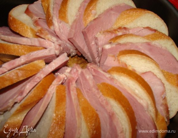 Распределить мясо между кусков хлеба.