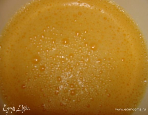 У меня оставались желтки, поэтому я их использовала, еще оставалась сыворотка от моцареллы, которая тоже пошла в ход. Можно использовать просто яйца и молоко, как на омлет! Но в моем варианте получилось гораздо нежнее и структура мельче! Яйца с желтками взбила венчиком, добавила сыворотку и еще раз взбила. Соли совсем чуточку нужно. 