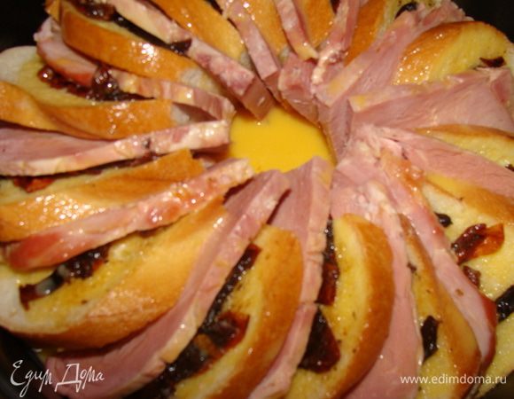 Очень медленно, стараясь промочить каждый кусочек хлеба по кругу, выливаем яичную смесь.