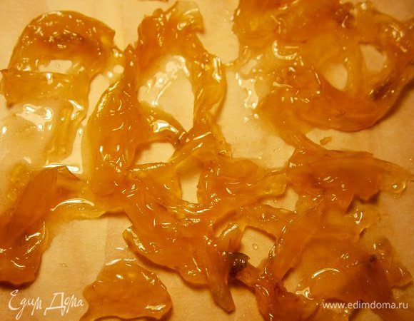 Затем выложить на пергамент и дать полностью остыть. Мелко нарезать.