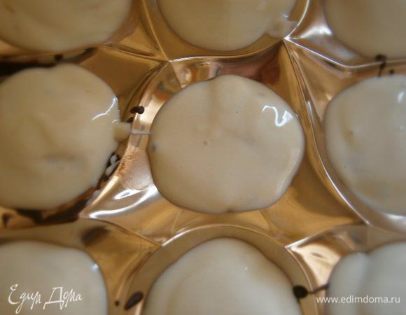 Растопить белый шоколад. И залить следующим слоем. Поставить в холодильник  на 1 час.